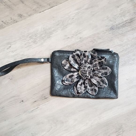 Small black wristlet   - Picture 1 of 5